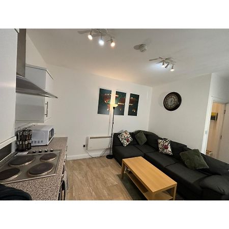 Enjoy A Spacious Lounge With A Cozy Sofa Bed And A Private Ensuite Bedroom Wednesbury Exterior foto